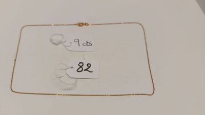 un gros plan d'un collier auquel est accrochée une étiquette de prix
