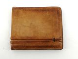 un portefeuille en cuir marron posé sur une table blanche