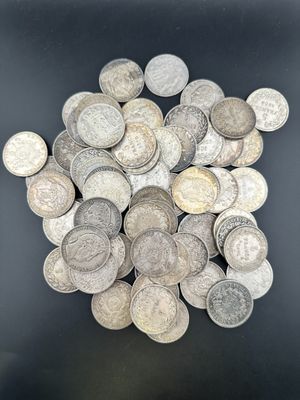 un tas de pièces d'argent posé sur une surface noire