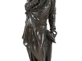 une image représentant une statue en bronze d'une femme tenant un livre