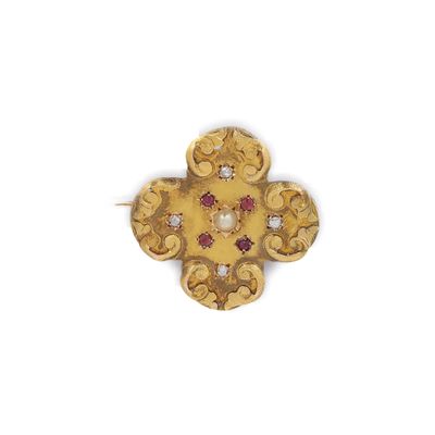 un gros plan d'un pendentif en forme de croix en or et diamants sur fond blanc