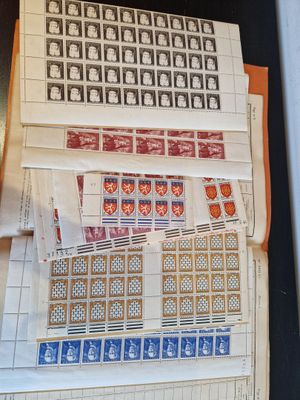beaucoup de timbres posés sur une feuille de papier