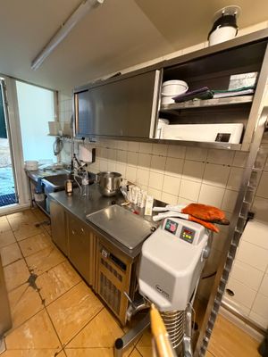 une cuisine dotée de nombreux plans de travail et d'appareils électroménagers en inox