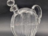 une bouteille en verre transparent munie d'un bouchon