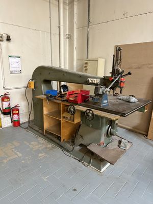 une machine posée sur une table dans une pièce