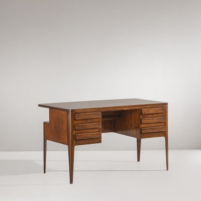 Le bureau est en bois et comporte deux tiroirs de chaque côté.