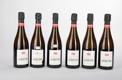 six bouteilles de vin sont alignées dans une rangée