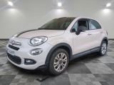 Le SUV Fiat blanc est garé dans une grande pièce.