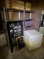 2 étagères en galva et aggloméré