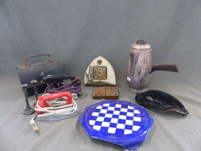 un grand nombre d'objets posés sur une table