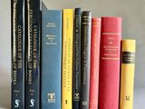 Plusieurs livres sont empilés les uns sur les autres sur une table