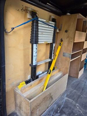 une photo d'un garage avec une échelle à l'arrière