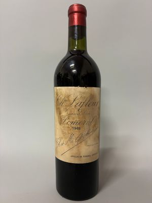 la bouteille de vin rouge est posée sur la table