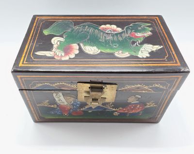 une boîte noire ornée d'un motif représentant un dragon