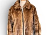 une photo d'une veste en fourrure sur un mannequin