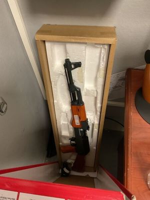 un pistolet qui se trouve dans une boîte posée sur une table