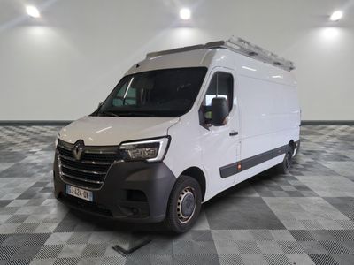 la photo d'une camionnette blanche garée sur un sol en damier