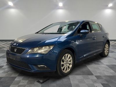une voiture bleue garée dans une pièce au sol en damier