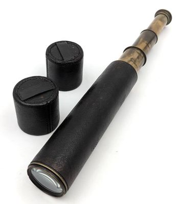 un télescope muni d'un boîtier noir et de deux boutons noirs