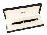 Stylo à bille noir et doré dans un coffret cadeau, sur fond blanc