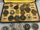 une boîte ouverte remplie d'une grande variété de boutons