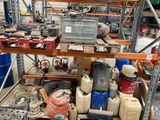 tout un tas d'articles divers et variés sur une étagère dans un entrepôt