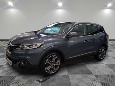 une voiture grise est garée sur le sol à carreaux d'un garage