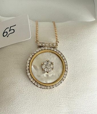 Collier en or jaune, signé - DAVIDOR - Soutenant un motif ro…