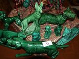 tout un tas de figurines vertes posées sur une table