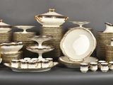 une photo d'une table sur laquelle sont disposés de nombreux plats et tasses