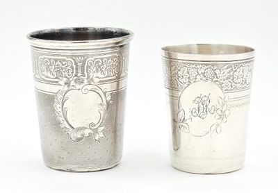 deux tasses en argent posées l'une à côté de l'autre sur une surface blanche