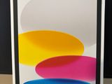 une image représentant une boîte sur laquelle figure un iPad d'Apple