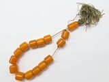 une perle orange à laquelle est attaché un fil