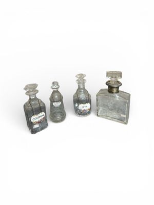 Lot de 4 carafes comprenant : une carafe à whisky, une caraf…
