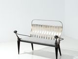 une pièce blanche et vide avec un banc noir et blanc et un mur blanc