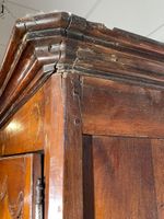 Armoire en noyer mouluré de réserves ouvrant à deux vantaux … (photo 4)