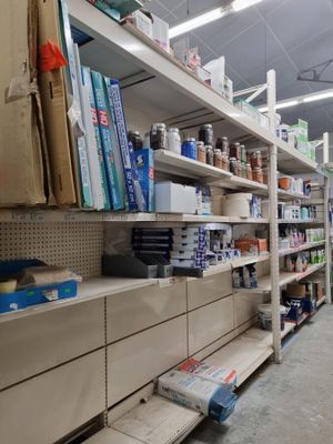 de nombreuses étagères dans le magasin qui contiennent différents articles