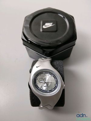 une montre posée sur un bracelet de montre