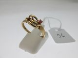 une image représentant une bague en or sertie d'un rubis