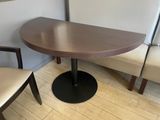 une petite table et deux chaises dans un coin de la pièce