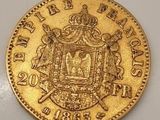 une pièce d'or surmontée d'une couronne