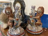 Plusieurs figurines sont posées sur une table devant une horloge