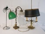 deux lampes posées sur une table sur laquelle se trouve une lampe