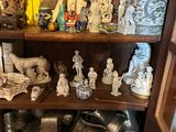 une bibliothèque sur laquelle sont disposées de nombreuses figurines