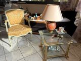 deux chaises et une table sur laquelle se trouve une lampe