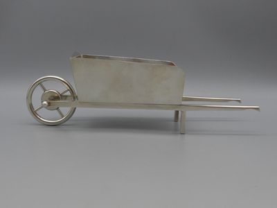 Beurrier de table en forme de brouette en métal argenté. Lon…