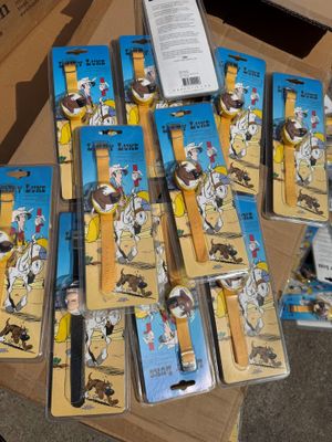 tout un tas de montres posées sur une boîte en carton