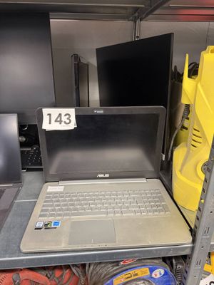 un ordinateur portable posé sur une étagère dans un magasin