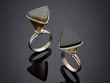 une paire de bagues ornées d’un triangle et d’une pierre en forme de triangle