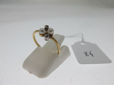 une bague ornée de deux perles et d'une étiquette de prix